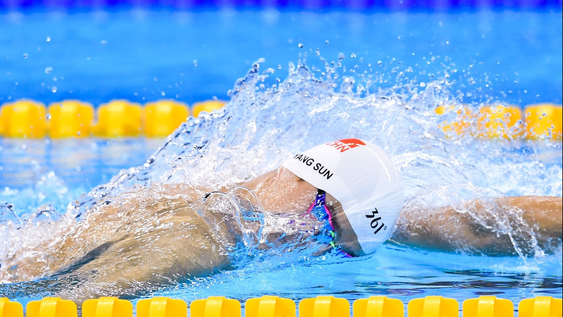 Messaoudi 擅长进攻与防守，身高 215cm 驱动队伍节奏，messi球员